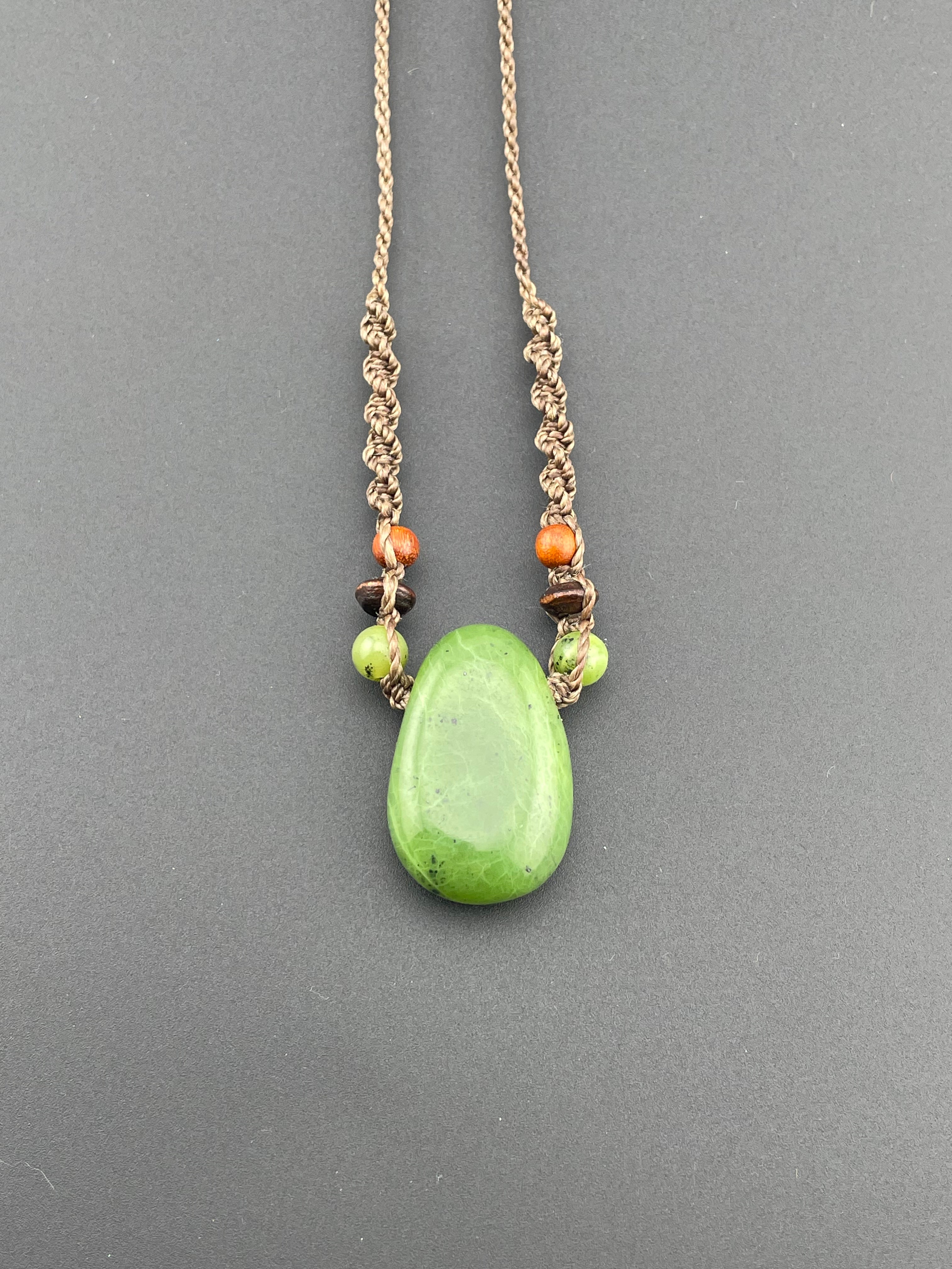 Macrame necklace - Nephride Jade